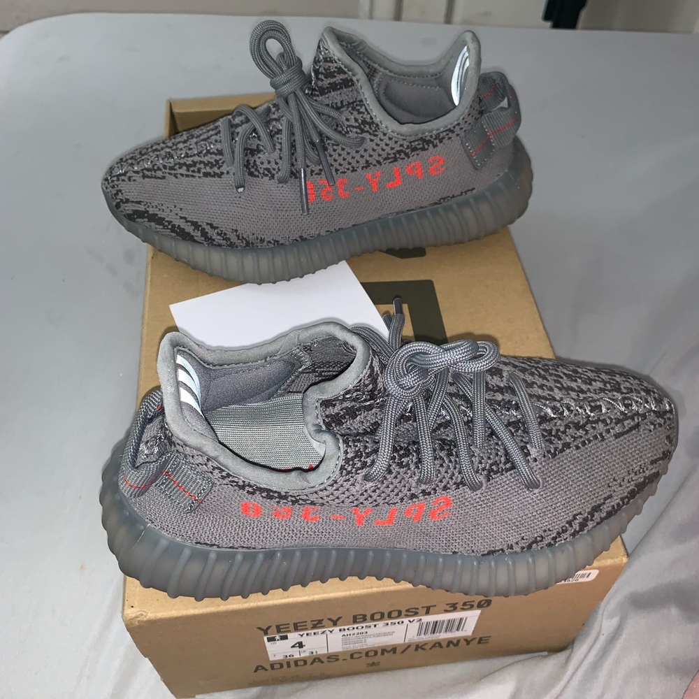 Yeezy Boost 350 V2 size 4